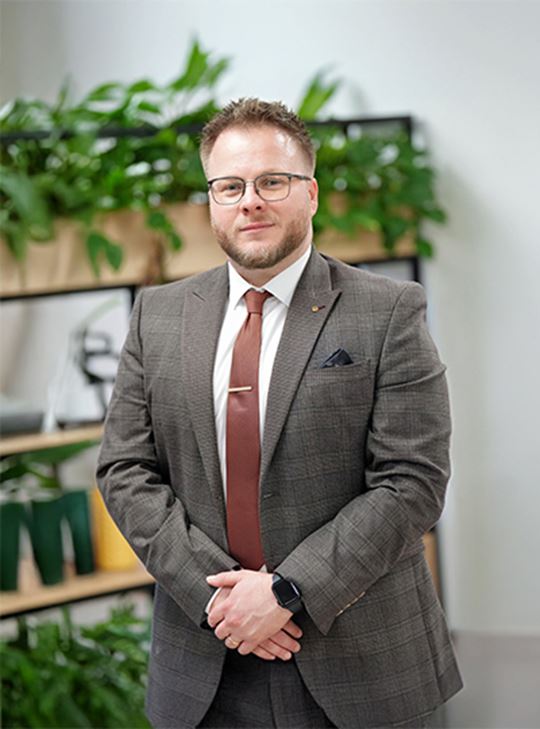 Professional in business attire standing in an office, representing MSC’s Transatlantic import trade management.