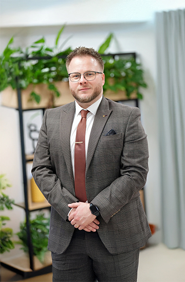 Professional in business attire standing in an office, representing MSC’s Transatlantic import trade management.