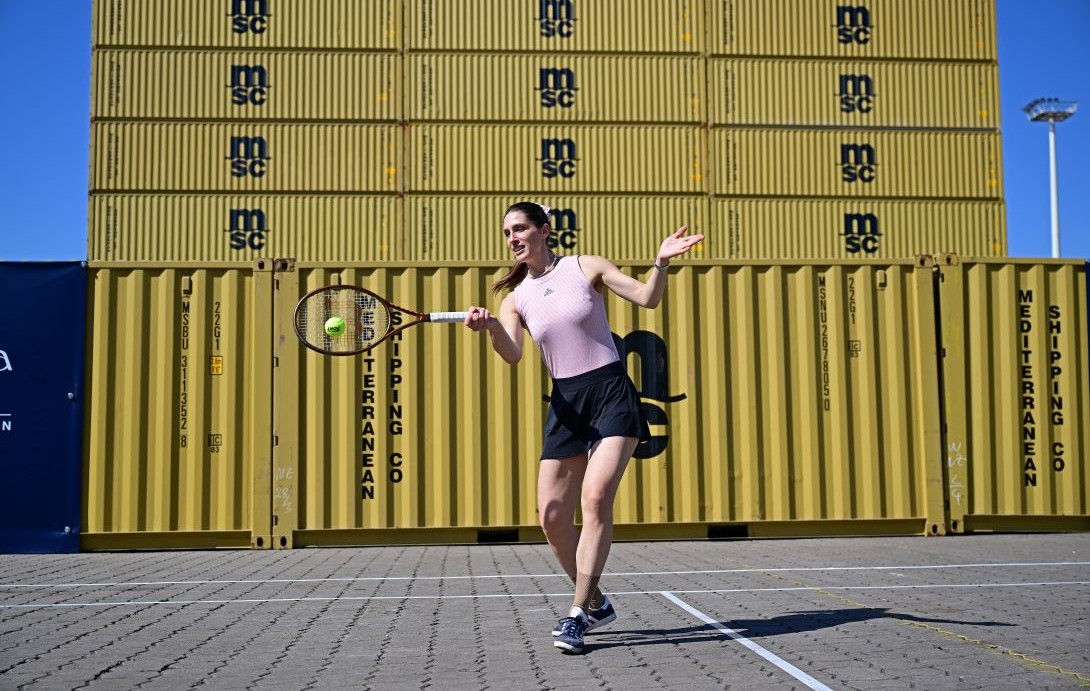 girl playing tennis in front of MSC containers at Hamburg Ladies Open